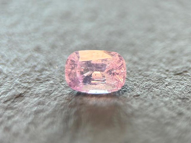 Roze saffier - 1.61 carat natuurlijke roze saffier - afbeelding 1 van  5