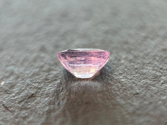 Roze saffier - 1.61 carat natuurlijke roze saffier - afbeelding 2 van  5