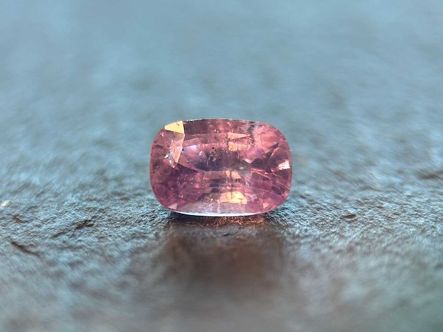 Roze saffier - 1.86 carat echte natuurlijke roze saffier - afbeelding 2 van  2