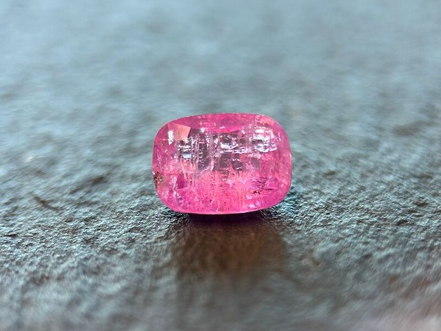 Roze saffier - 2.11 carat natuurlijke roze saffier - afbeelding 1 van  3