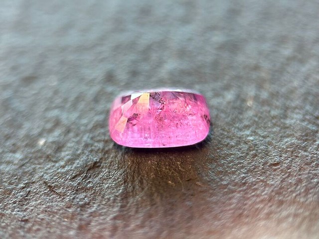Roze saffier - 2.11 carat natuurlijke roze saffier - afbeelding 2 van  3