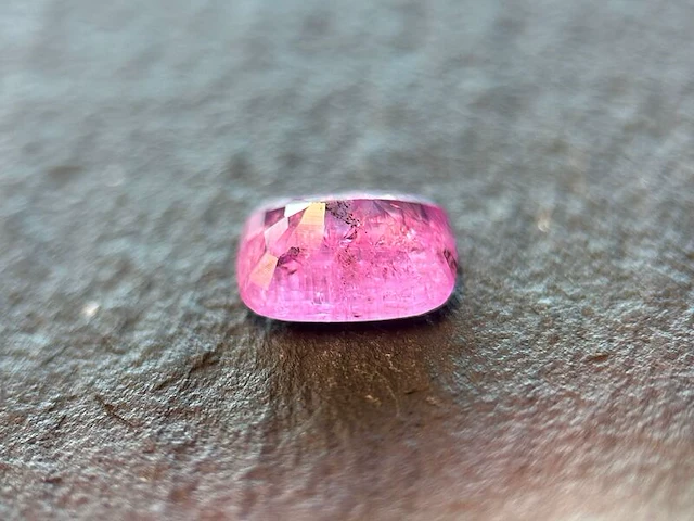 Roze saffier - 2.11 carat natuurlijke roze saffier - afbeelding 2 van  5