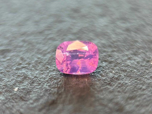 Roze saffier 0.66 carat natuurlijke roze saffier - afbeelding 1 van  4