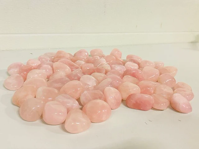 Rozenkwarts trommelstenen, 2,6 kilo - afbeelding 1 van  4