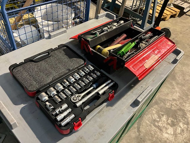 Rs pro socket set & facom toolbox met diverse handgereedschappen - afbeelding 1 van  5