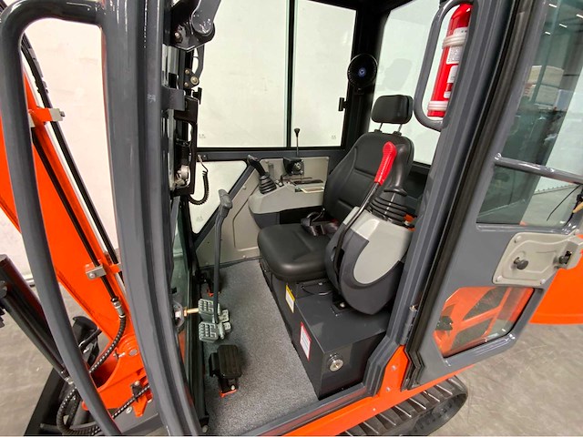Rte - 2025 - cre213 - minigraafmachine kubota euro 5 met cabine - afbeelding 8 van  18