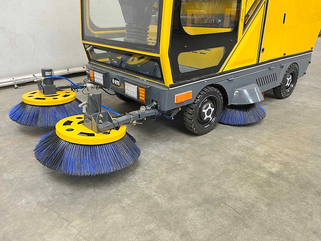 Rte - 2025 - st400 - straatveegmachine - afbeelding 2 van  28