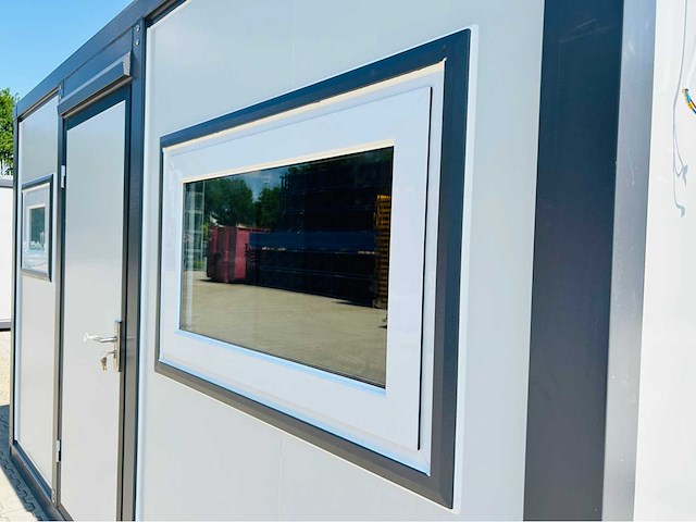 Rte - 2026 - 7409 - mobiele woonunit met badkamer met beschadigde deur - afbeelding 6 van  12