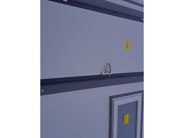 Rte - 2026 - 7409 - mobiele woonunit met badkamer met beschadigde deur - afbeelding 7 van  12