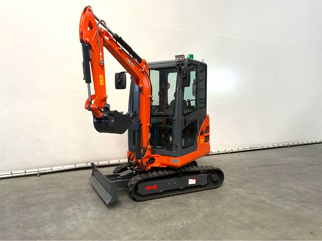 Rte - 2026 - cre213 - minigraafmachine kubota euro 5 met cabine - afbeelding 12 van  15
