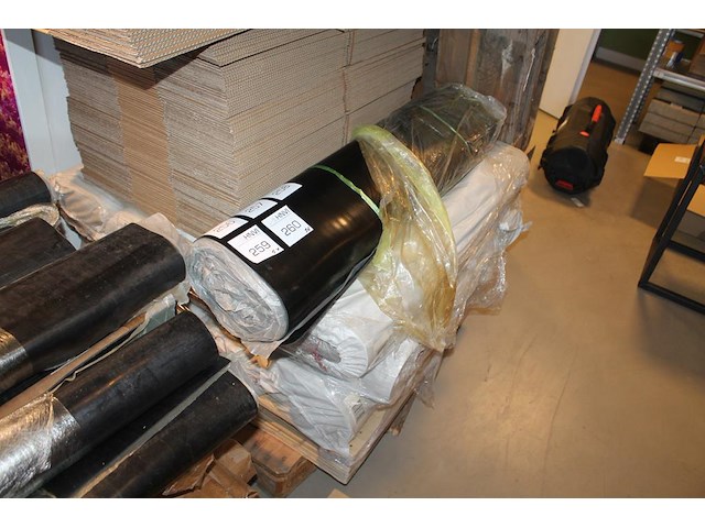 Rubber beschermingsmat t.b.v. laadkabel. afmeting 1 x 10 m. worden voor de hand uitgegeven vanaf pallet. - afbeelding 1 van  3