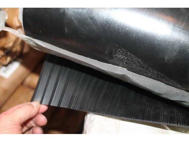 Rubber beschermingsmat t.b.v. laadkabel. afmeting 1 x 10 m. worden voor de hand uitgegeven vanaf pallet. - afbeelding 3 van  3