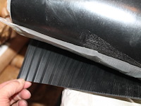 Rubber beschermingsmat t.b.v. laadkabel. afmeting 1 x 10 m. worden voor de hand uitgegeven vanaf pallet. - afbeelding 3 van  3