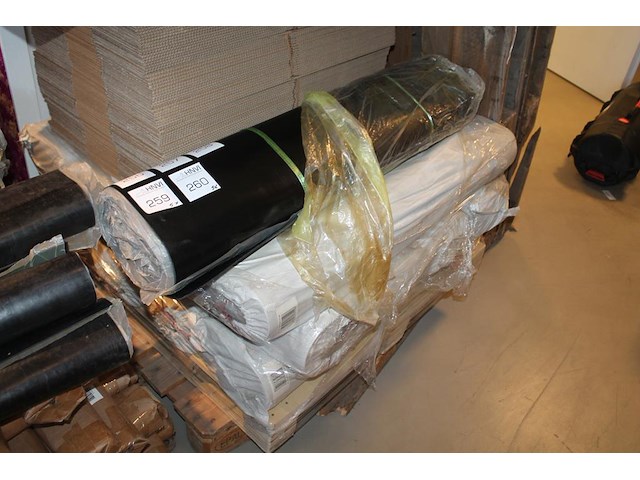 Rubber beschermingsmat t.b.v. laadkabel. afmeting 1 x 10 m. worden voor de hand uitgegeven vanaf pallet. - afbeelding 1 van  2