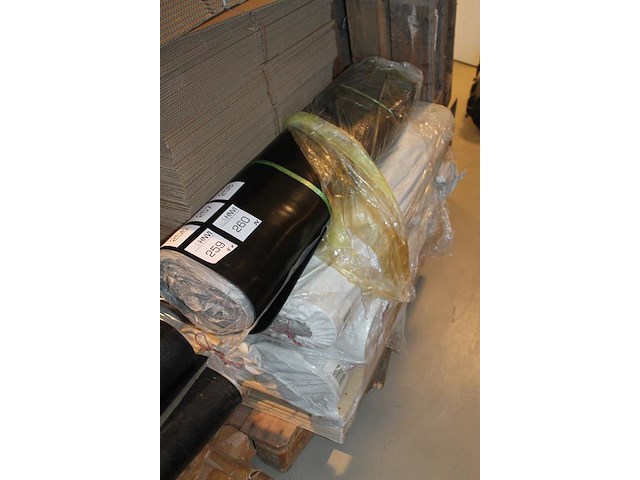 Rubber beschermingsmat t.b.v. laadkabel. afmeting 1 x 10 m. worden voor de hand uitgegeven vanaf pallet. - afbeelding 2 van  2