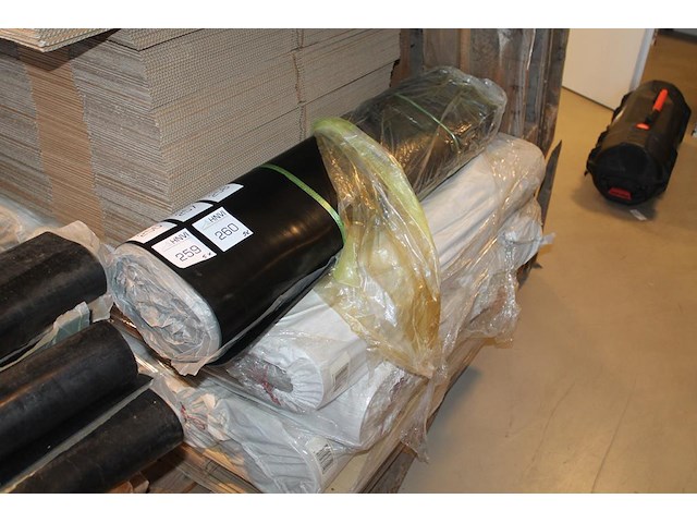 Rubber beschermingsmat t.b.v. laadkabel. afmeting 1 x 10 m. worden voor de hand uitgegeven vanaf pallet. - afbeelding 1 van  3