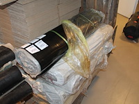 Rubber beschermingsmat t.b.v. laadkabel. afmeting 1 x 10 m. worden voor de hand uitgegeven vanaf pallet. - afbeelding 1 van  3