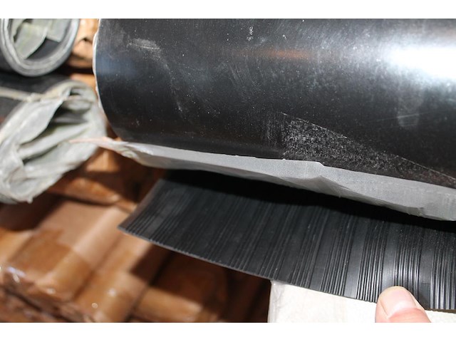 Rubber beschermingsmat t.b.v. laadkabel. afmeting 1 x 10 m. worden voor de hand uitgegeven vanaf pallet. - afbeelding 3 van  3