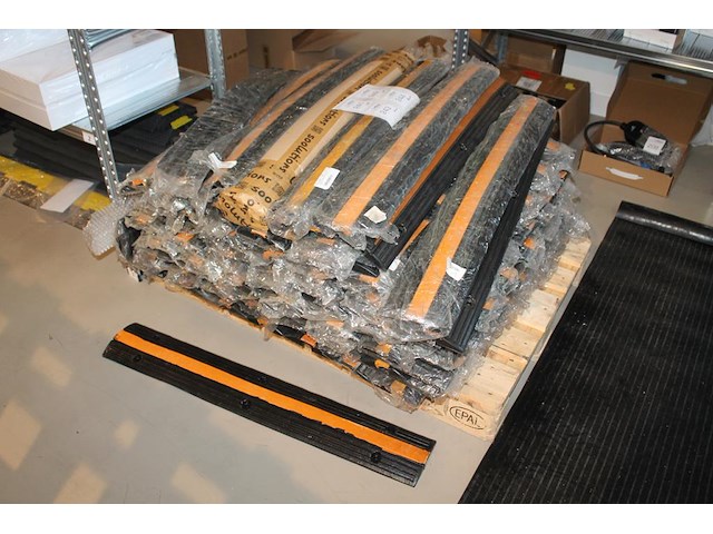 Rubber kabelbrug met lengte 97 cm. 10 stuks. worden voor de hand uitgegeven vanaf pallet. - afbeelding 1 van  3