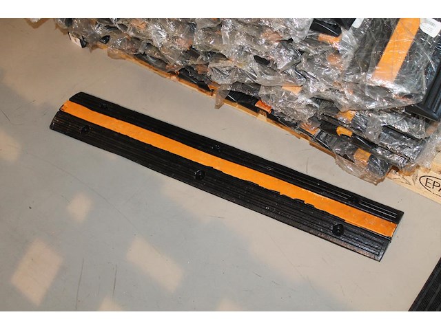 Rubber kabelbrug met lengte 97 cm. 10 stuks. worden voor de hand uitgegeven vanaf pallet. - afbeelding 2 van  3