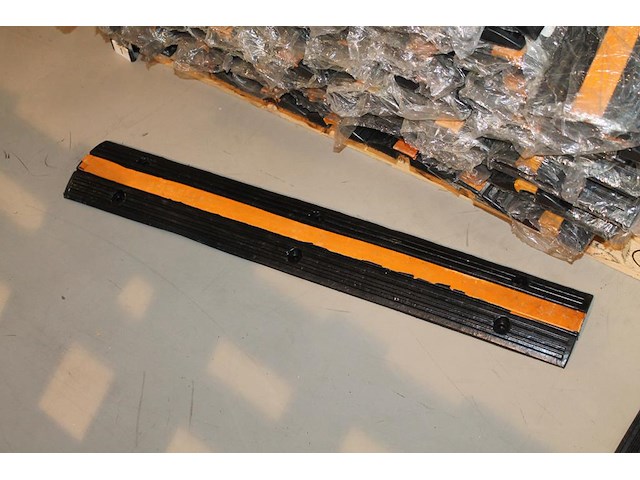 Rubber kabelbrug met lengte 97 cm. 10 stuks. worden voor de hand uitgegeven vanaf pallet. - afbeelding 2 van  3