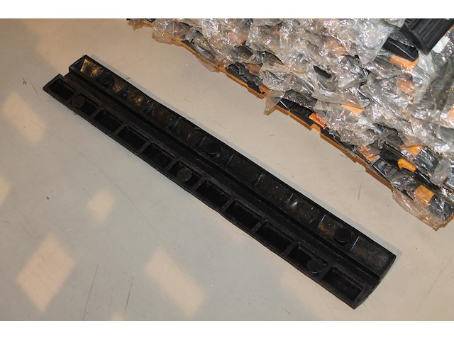 Rubber kabelbrug met lengte 97 cm. 10 stuks. worden voor de hand uitgegeven vanaf pallet. - afbeelding 3 van  3