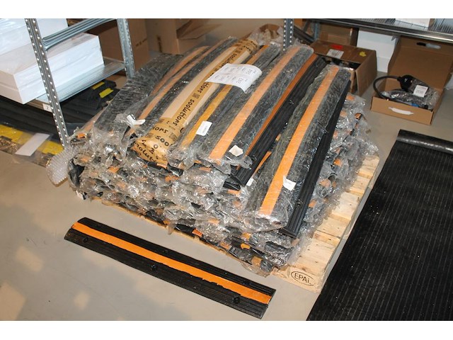 Rubber kabelbrug met lengte 97 cm. 50 stuks. worden voor de hand uitgegeven vanaf pallet. - afbeelding 1 van  4