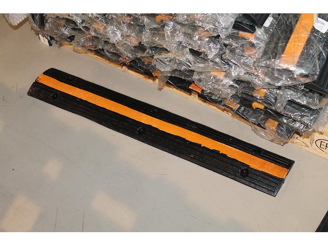 Rubber kabelbrug met lengte 97 cm. 50 stuks. worden voor de hand uitgegeven vanaf pallet. - afbeelding 2 van  4