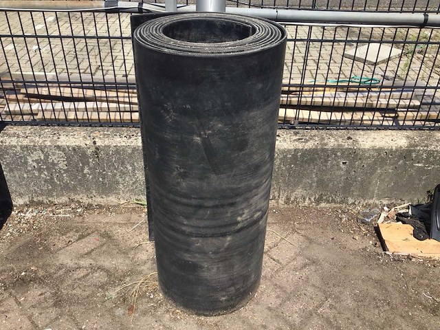 Rubber mat 10 meter lang 99cm breed 8mm dik kabel beschermer - afbeelding 1 van  3