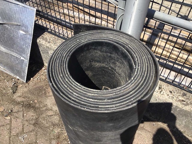 Rubber mat 10 meter lang 99cm breed 8mm dik kabel beschermer - afbeelding 2 van  3