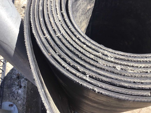 Rubber mat 10 meter lang 99cm breed 8mm dik kabel beschermer - afbeelding 3 van  3