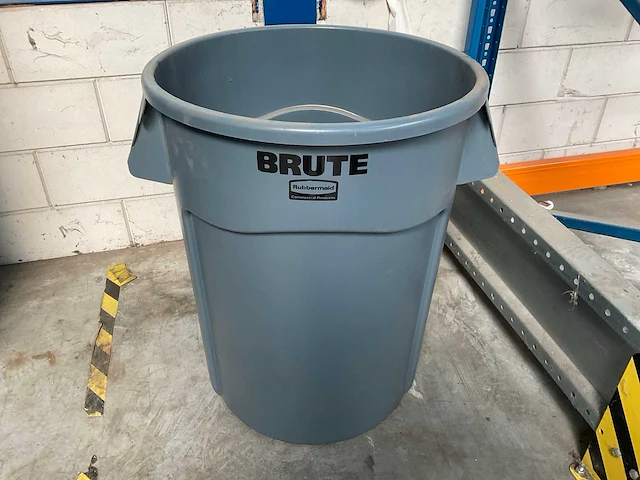 Rubbermaid brute 44 gallon afvalbak - afbeelding 1 van  3