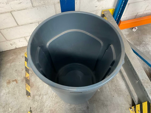 Rubbermaid brute 44 gallon afvalbak - afbeelding 2 van  3
