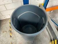 Rubbermaid brute 44 gallon afvalbak - afbeelding 2 van  3