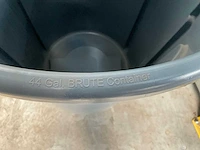 Rubbermaid brute 44 gallon afvalbak - afbeelding 3 van  3