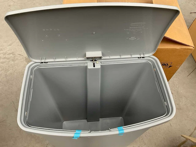 Rubbermaid slimjim pedaalemmer 90ltr - afbeelding 3 van  3