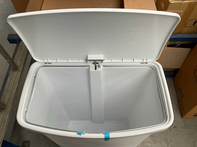 Rubbermaid slimjim pedaalemmer 90ltr - afbeelding 2 van  3
