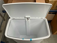 Rubbermaid slimjim pedaalemmer 90ltr - afbeelding 2 van  3