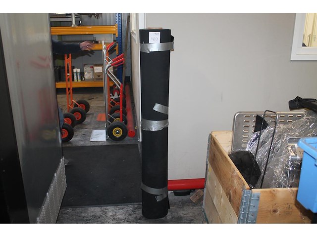 Rubberrol met traanplaat motief. rolbreedte 140 cm. - afbeelding 1 van  2