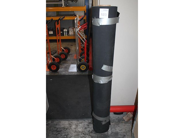 Rubberrol met traanplaat motief. rolbreedte 140 cm. - afbeelding 2 van  2