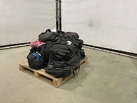Rugzakken en weekendtassen met onbekende inhoud - afbeelding 1 van  5