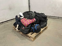 Rugzakken en weekendtassen met onbekende inhoud - afbeelding 2 van  5