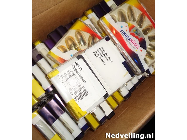Ruim 100 pakjes vingernagels goud - afbeelding 3 van  3