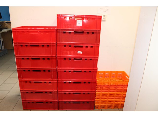 Ruim 20 stapelbare kratten in twee uitvoeringen o.a. afm. 60 x 40 x 18 cm. - afbeelding 1 van  3