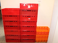 Ruim 20 stapelbare kratten in twee uitvoeringen o.a. afm. 60 x 40 x 18 cm. - afbeelding 1 van  3