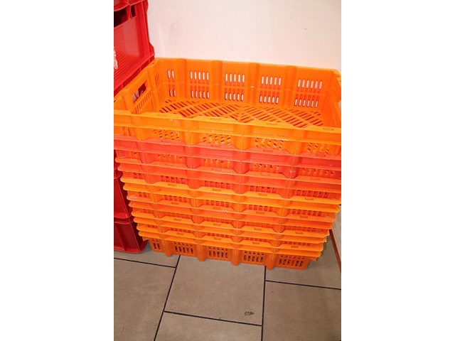 Ruim 20 stapelbare kratten in twee uitvoeringen o.a. afm. 60 x 40 x 18 cm. - afbeelding 3 van  3