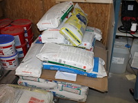 Ruim 25 zakken a 25 kg diverse mortels waaronder voegmortel, thermopal-fs33, zandcement, snelbeton planitop... - afbeelding 1 van  5