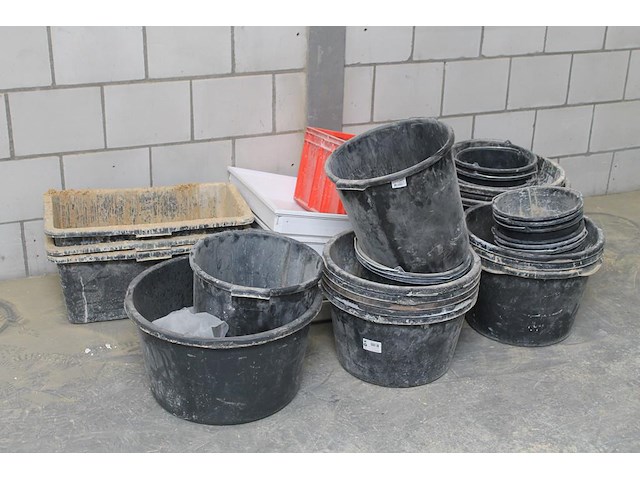 Ruim 30 kuipen, emmer en bakken in diverse uitvoeringen. - afbeelding 1 van  3