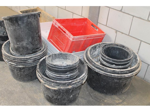 Ruim 30 kuipen, emmer en bakken in diverse uitvoeringen. - afbeelding 2 van  3