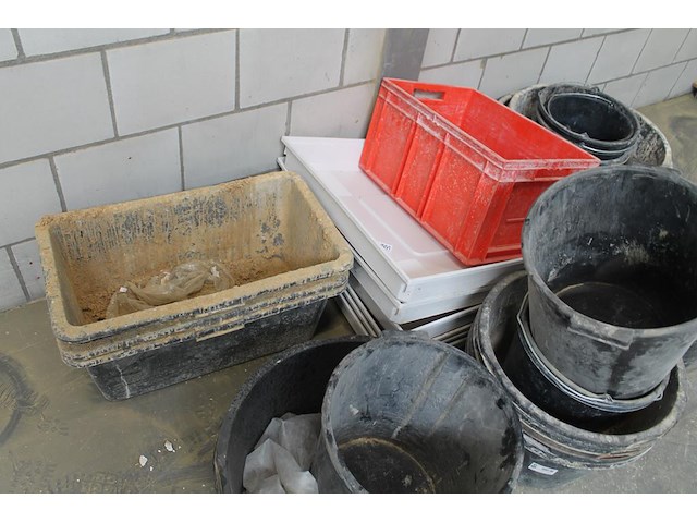 Ruim 30 kuipen, emmer en bakken in diverse uitvoeringen. - afbeelding 3 van  3